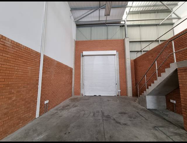290M² WAREHOUSE TO LET IN LONGLAKE